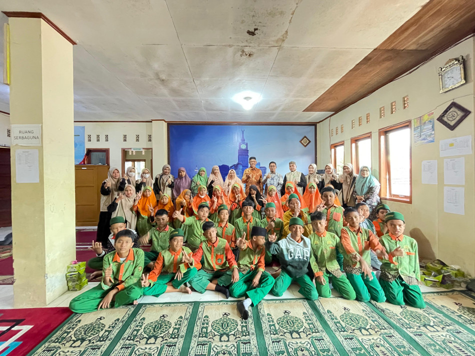 MI Al Azhar Dharmasraya melakukan Kunjungan Ke Panti Asuhan Aisyiyah Padang Panjang